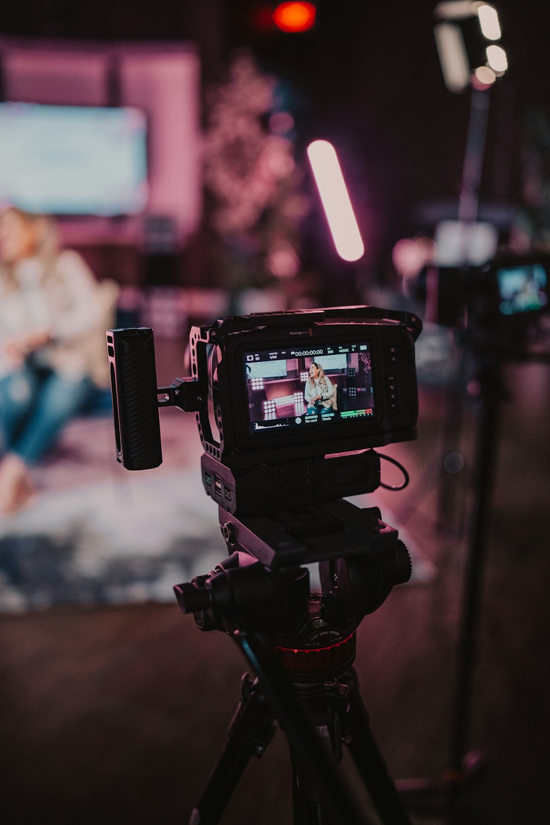 a-camera-set-up-on-a-tripod-in-a-dark-room-kj4nc27yi-m